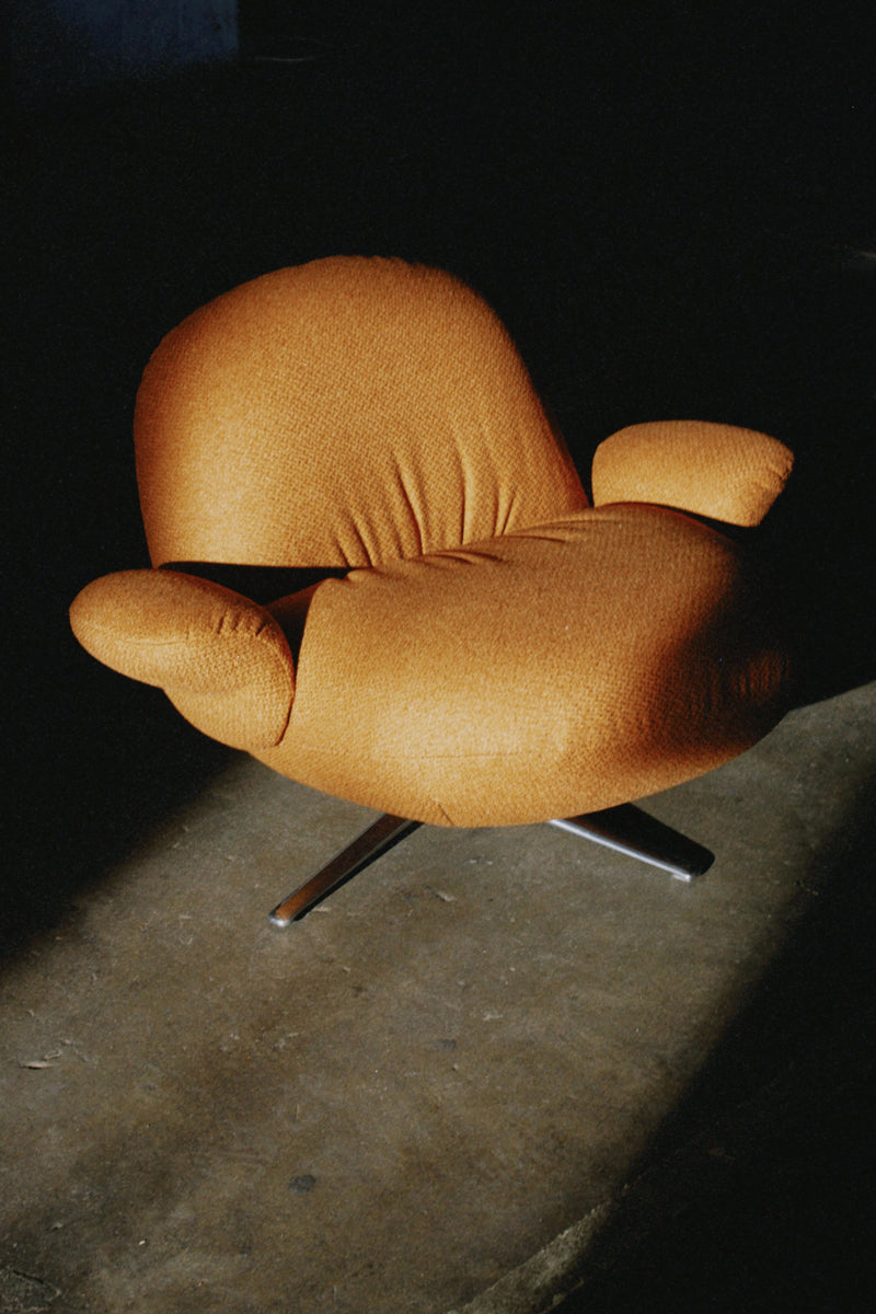 Moderner Drehsessel Baoza BAO01 von Tamo, zeichnet sich durch seine runde Form und bequeme Polsterung aus, ideal für stilvolle Wohnräume.