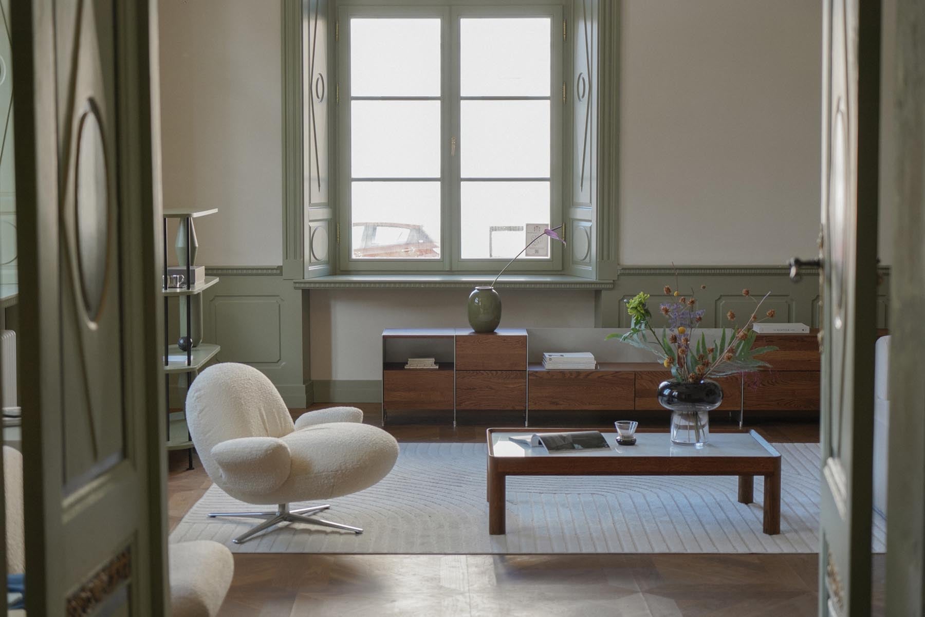 Eleganter Beistelltisch Inset ISTS1166 von Tamo, präsentiert sich mit minimalistischer Ästhetik und harmonischem Design in stilvollem Ambiente.