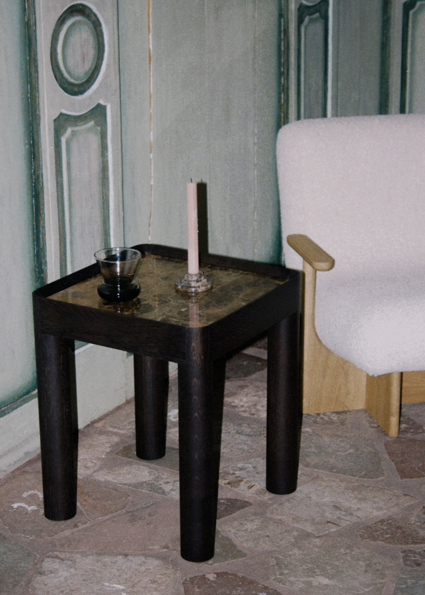 Stilvoller Inset ISTS1166 Beistelltisch von Tamo, ideal für jedes Wohnambiente, vereint modernes Design mit praktischer Nutzung.