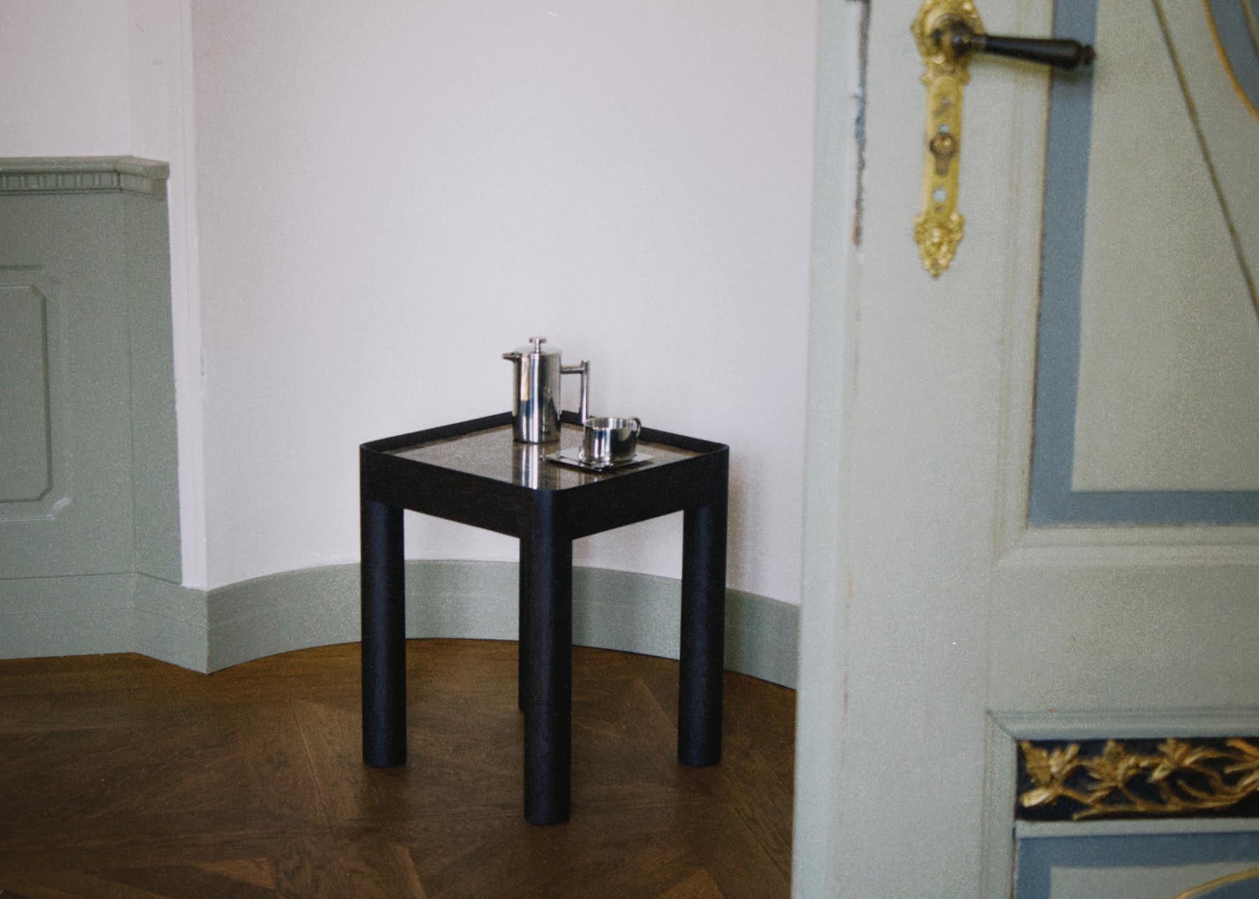 Eleganter Inset ISTS1166 Beistelltisch von Tamo, der stilvolle Akzente setzt und Funktionalität in jedes Zuhause bringt.