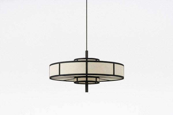 Hängelampe Aura von Tamo mit Lampenschirm aus Stoff und schwarzem Band, Rahmen aus Metalldraht, rhythmische zylindrische Form.
