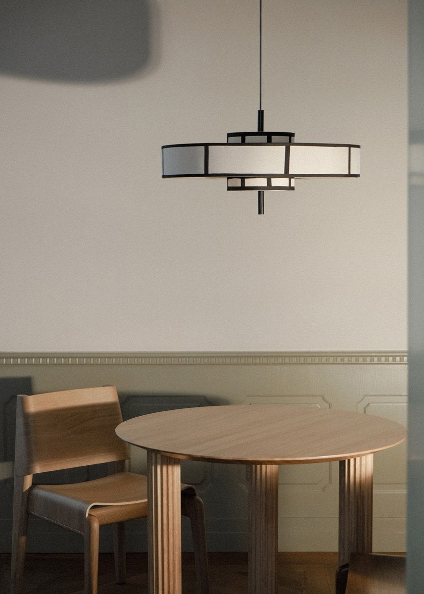 Hängelampe Aura von Tamo mit Lampenschirm aus Stoff und schwarzem Band, Rahmen aus Metalldraht, rhythmische zylindrische Form.