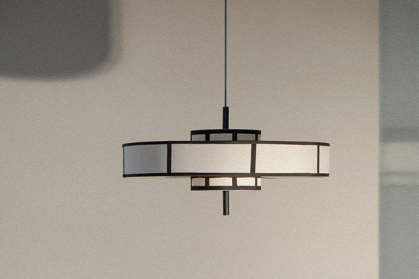 Hängelampe Aura von Tamo mit Lampenschirm aus Stoff und schwarzem Band, Rahmen aus Metalldraht, rhythmische zylindrische Form.
