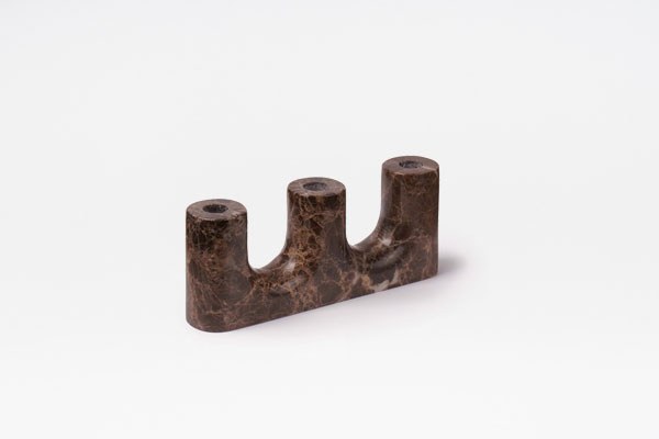Kerzenhalter Trilo aus braunem Marmor mit skulpturaler Form und drei Halterungen für schmale Tischkerzen, Naturstein mit individueller Maserung.