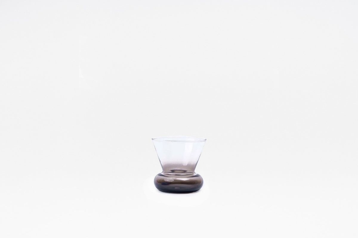 Grünes mundgeblasenes Glas Orio von Tamo, rund geformt mit handgemaltem Farbverlauf, Durchmesser 95 mm, Höhe 90 mm, Fassungsvermögen 250 ml.