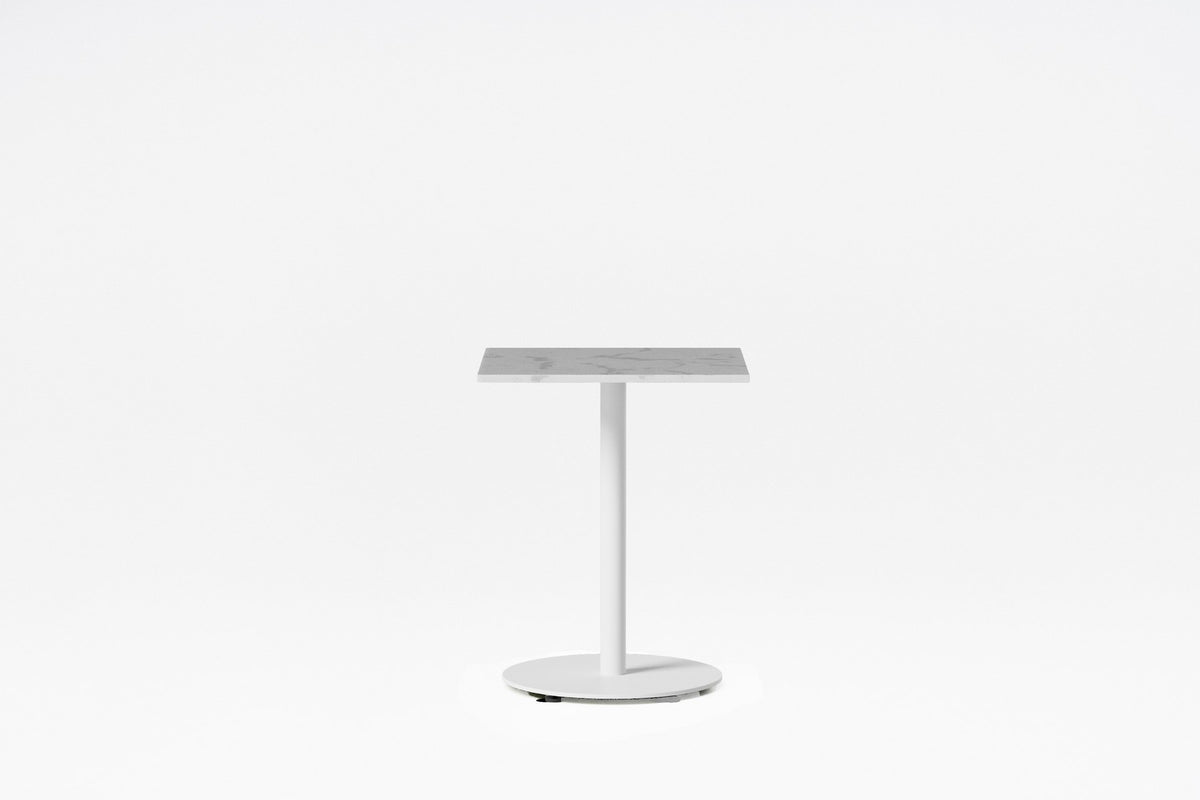 Beistelltisch Nodo von Tamo mit weisser Marmorplatte und weissem Metallgestell, quadratische Form, Seitentisch für Wohn- und Arbeitsbereiche.