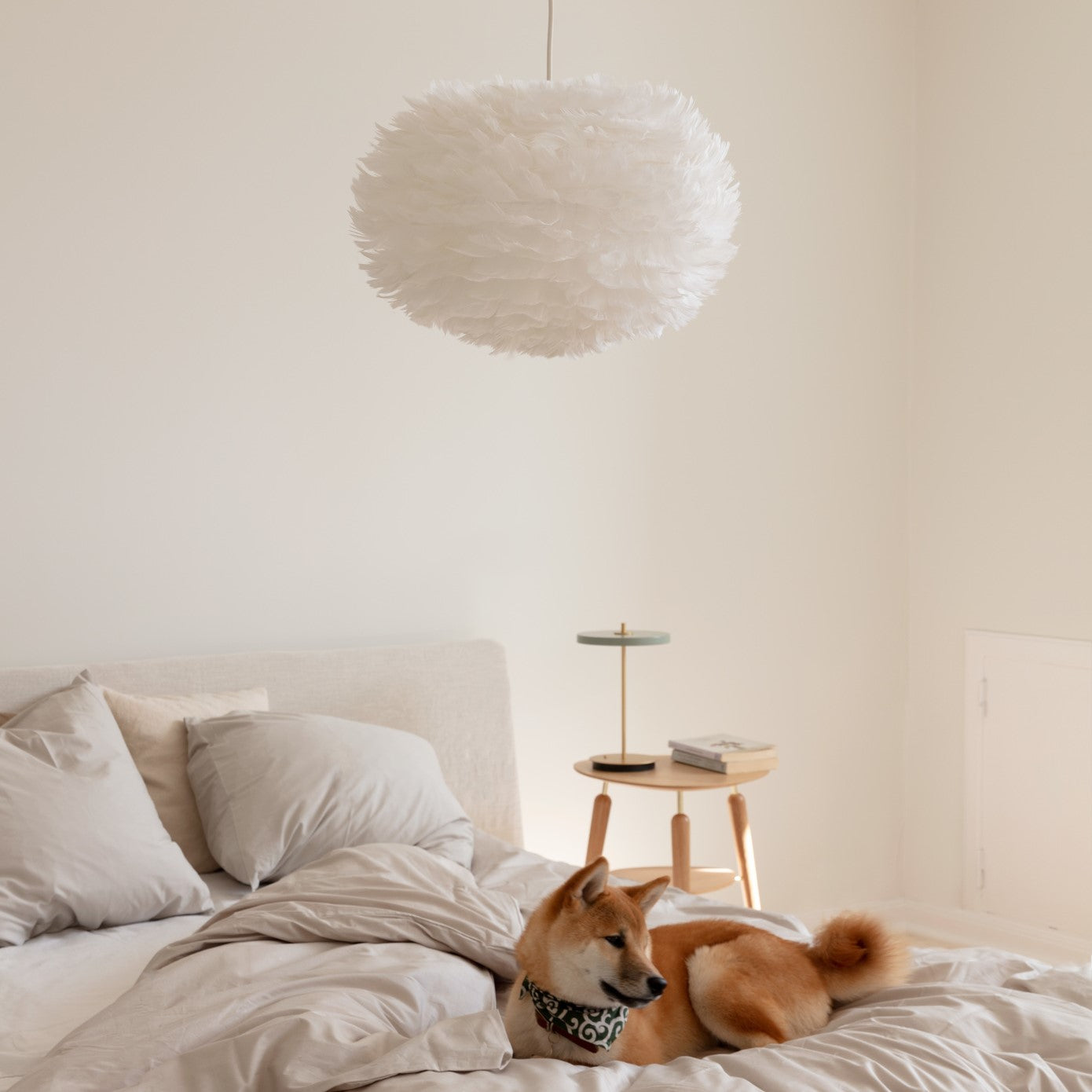 Eleganter Eos Lampenschirm von Umage in strahlendem Weiß, ideal für stilvolle Beleuchtung und ein harmonisches Wohnambiente.