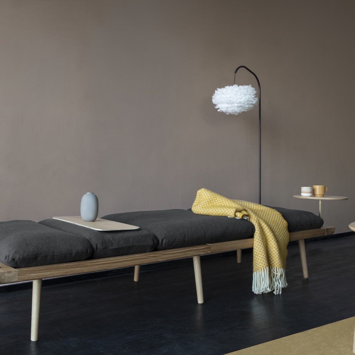 Eleganter Eos Lampenschirm von Umage in reinem Weiß, ideal für moderne Innenräume und schafft eine warme, gemütliche Atmosphäre.