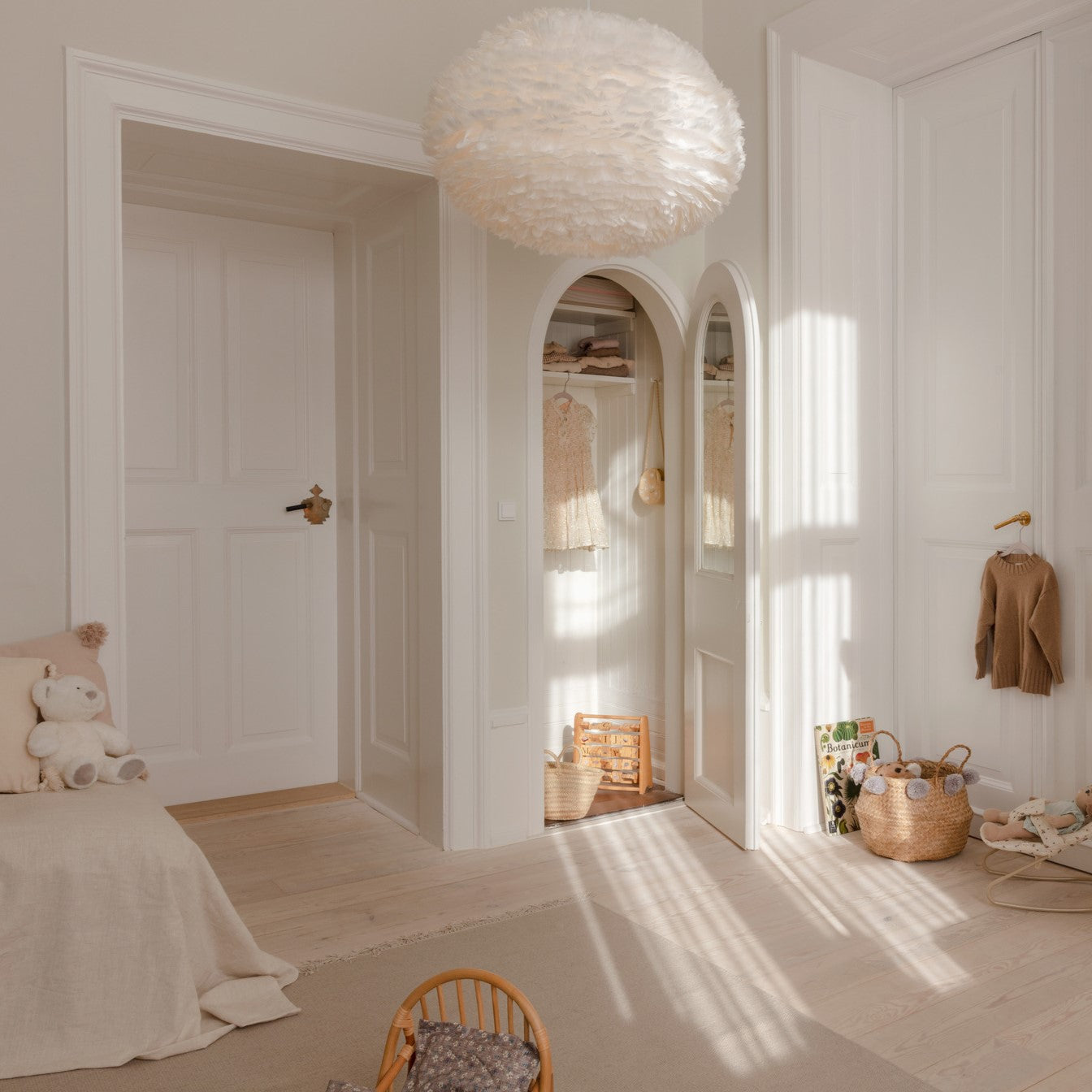 Eleganter Eos Lampenschirm von Umage in sanftem Hellgrau, ideal für stimmungsvolle Beleuchtung und modernes Wohnambiente.