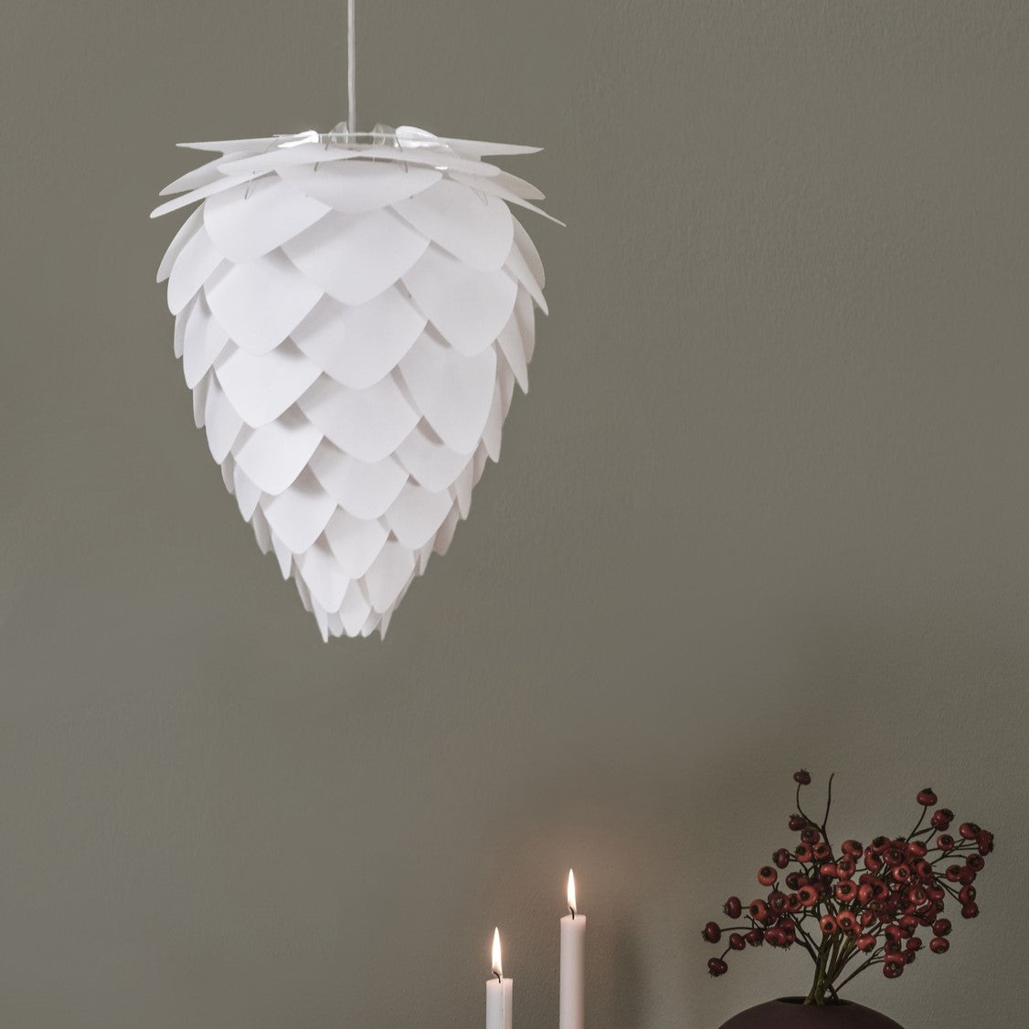 Elegante Conia Pendellampe von Umage in safran alabaster weiß, Ø 28 cm, ideal für stimmungsvolle Beleuchtung und modernes Interieur.