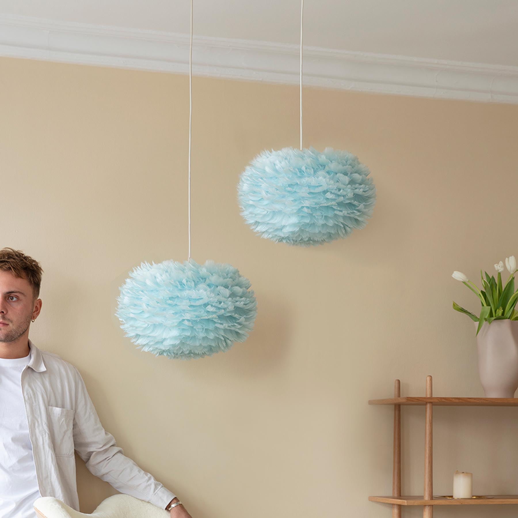 Eleganter Eos Lampenschirm von Umage in strahlendem Weiß, ideal für stilvolle Beleuchtung und einladendes Wohnambiente.
