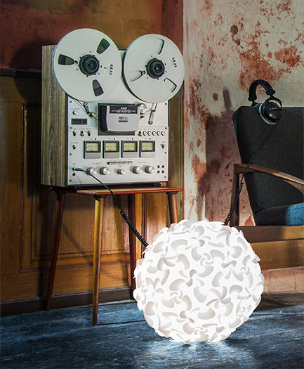 Lora Lampenschirm in White präsentiert im Onlineshop von KAQTU Design AG. Lampenschirm ist von Umage