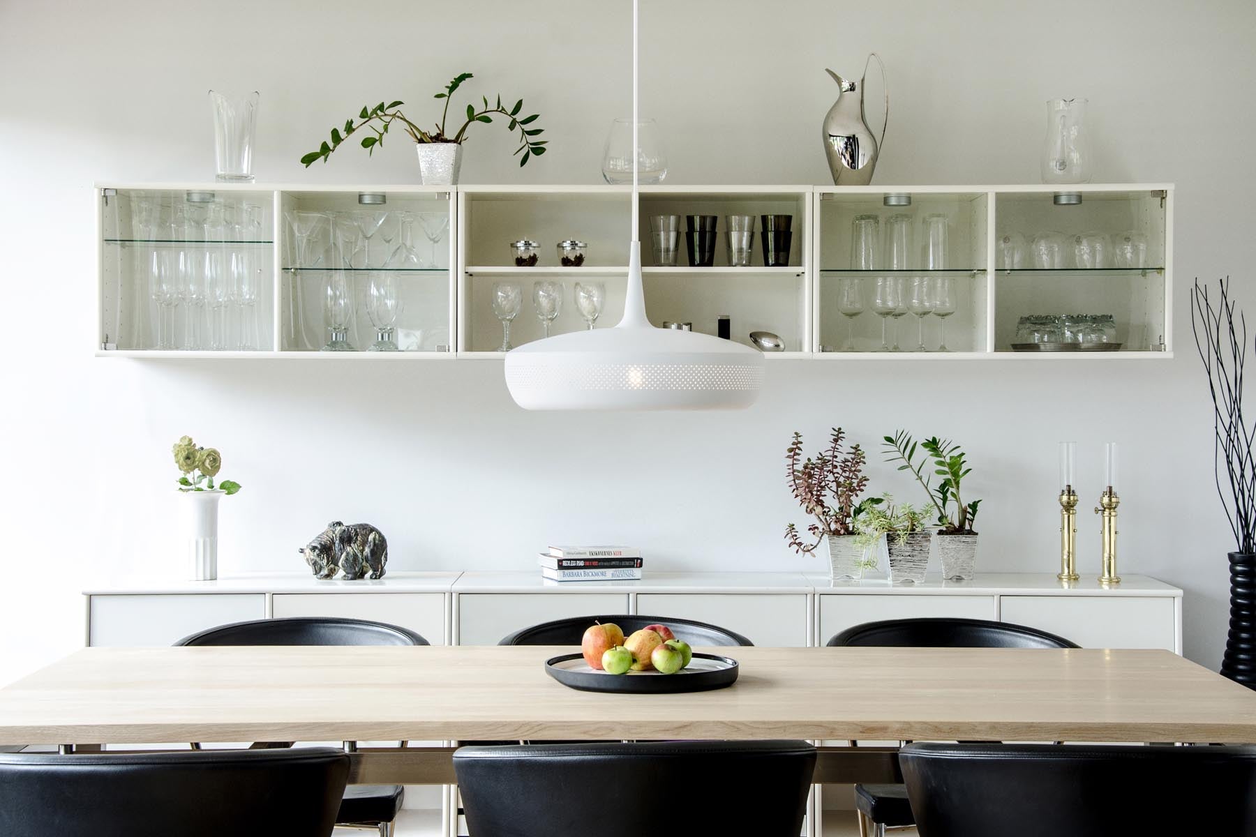 Eleganter Clava Dine Lampenschirm in Mattweiß, ideal für stilvolle Pendelleuchten und moderne Innenraumgestaltung von Umage.