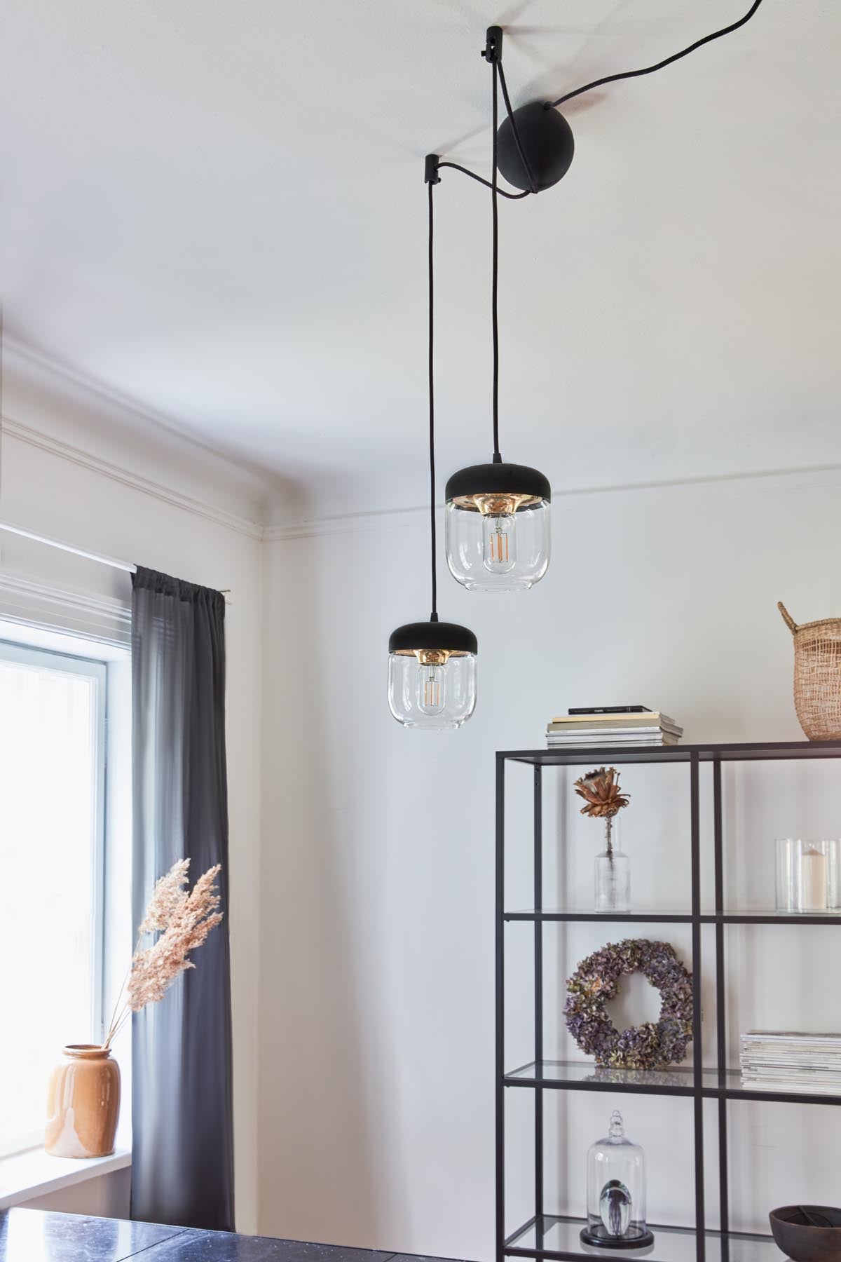 Eleganter Acorn Lampenschirm in Schwarz mit luxuriösen Messingakzenten, ideal für ein modernes und stilvolles Ambiente.