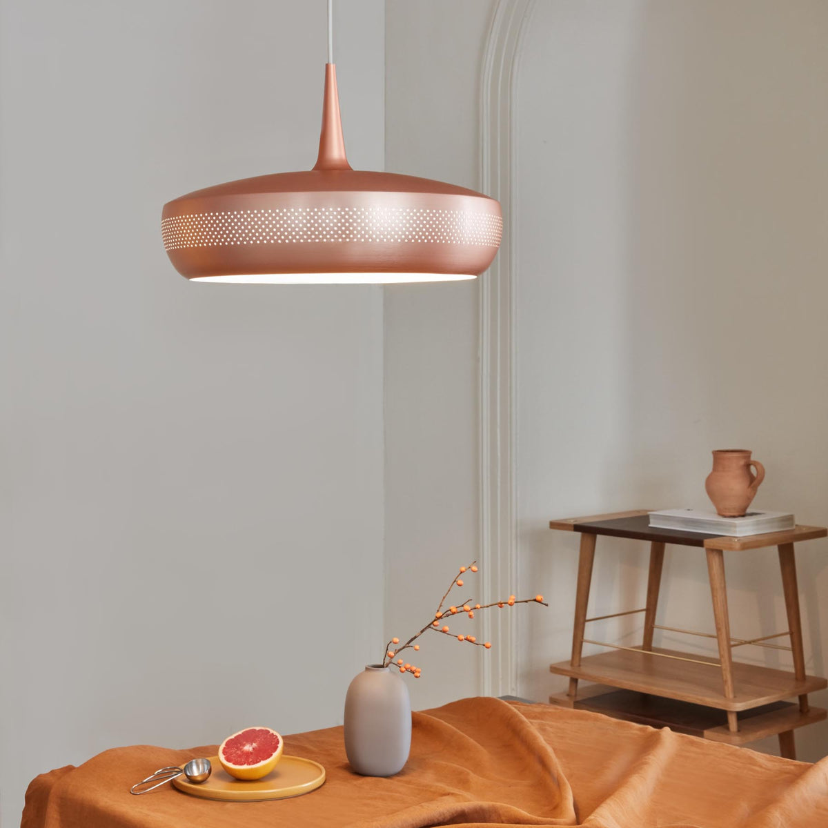 Clava Dine Lampenschirm in Brushed Copper präsentiert im Onlineshop von KAQTU Design AG. Pendelleuchte ist von Umage