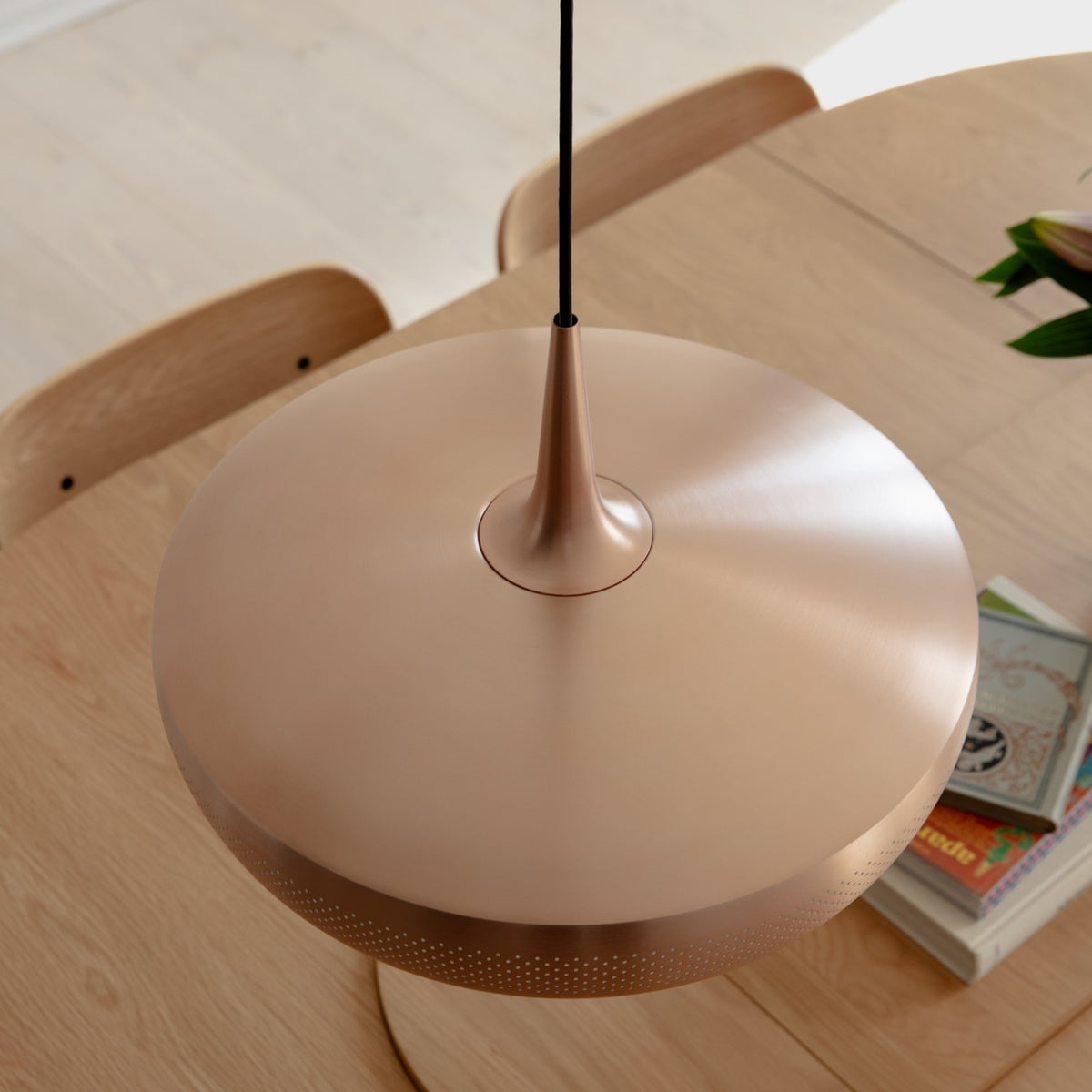 Clava Dine Lampenschirm in Brushed Copper präsentiert im Onlineshop von KAQTU Design AG. Pendelleuchte ist von Umage