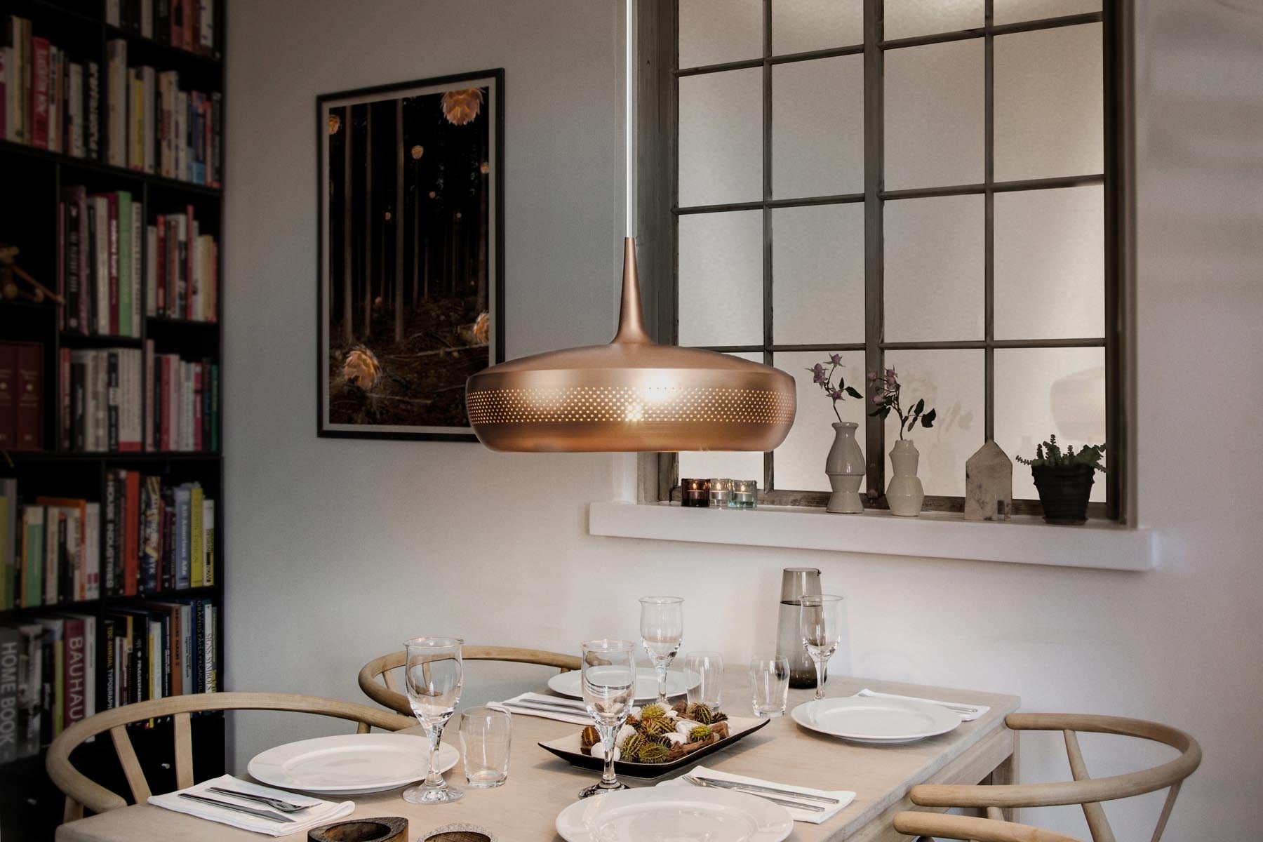 Stilvoller Clava Dine Lampenschirm von Umage in edlem gebürstetem Kupfer, perfekt für ein modernes und einladendes Wohnambiente.