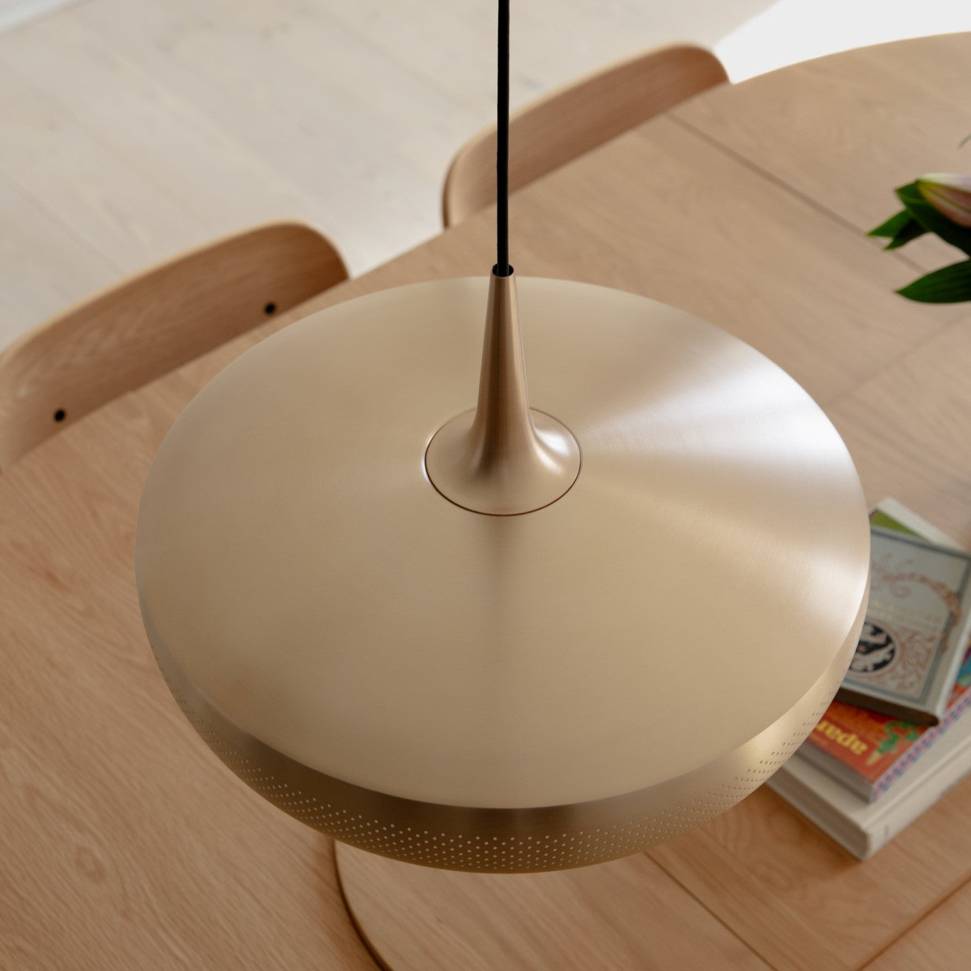 Eleganter Clava Dine Lampenschirm in gebürstetem Messing, ideal für stilvolle Pendelleuchten und moderne Wohnräume.