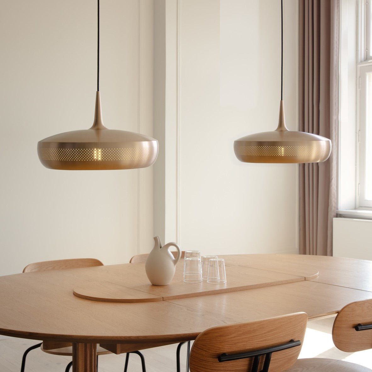 Clava Dine Lampenschirm in Brushed Brass präsentiert im Onlineshop von KAQTU Design AG. Pendelleuchte ist von Umage