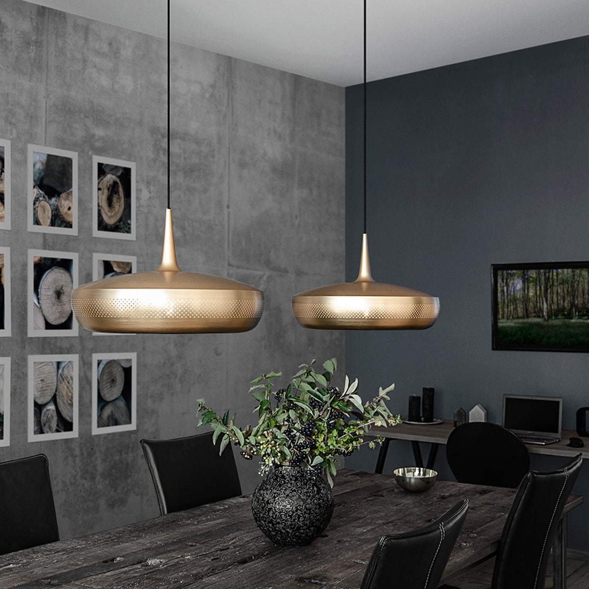 Clava Dine Lampenschirm in Brushed Brass präsentiert im Onlineshop von KAQTU Design AG. Pendelleuchte ist von Umage