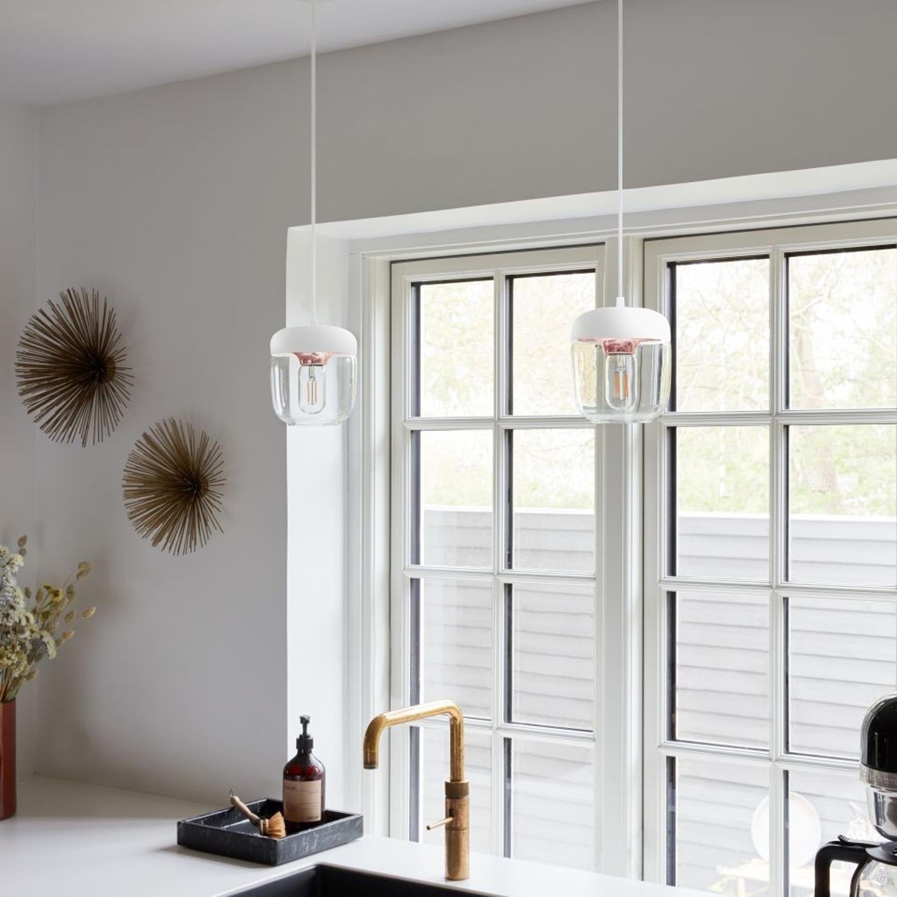 Eleganter Acorn Lampenschirm in Weiß mit polierter Kupferoberfläche, ideal für stilvolle Beleuchtung in jedem Raum.
