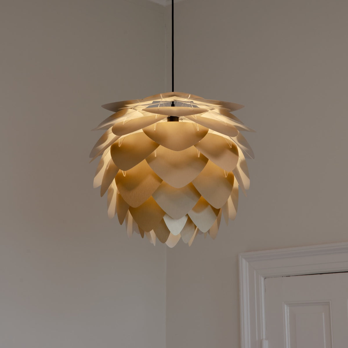Aluvia Medium Lampenschirm in Brushed Brass präsentiert im Onlineshop von KAQTU Design AG. Lampenschirm ist von Umage