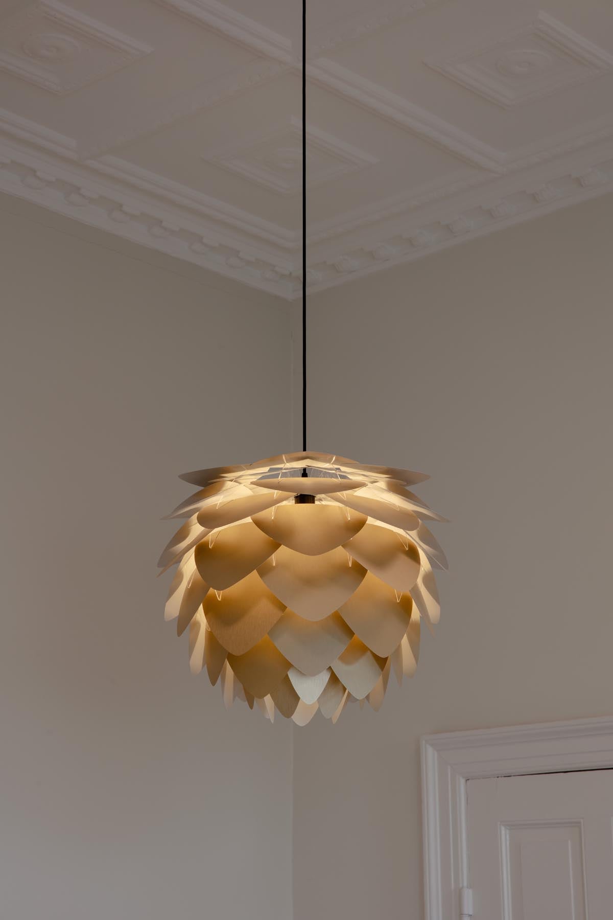 Eleganter Aluvia Medium Lampenschirm von Umage, der durch sein modernes Design und die feine Verarbeitung einladendes Licht verbreitet.