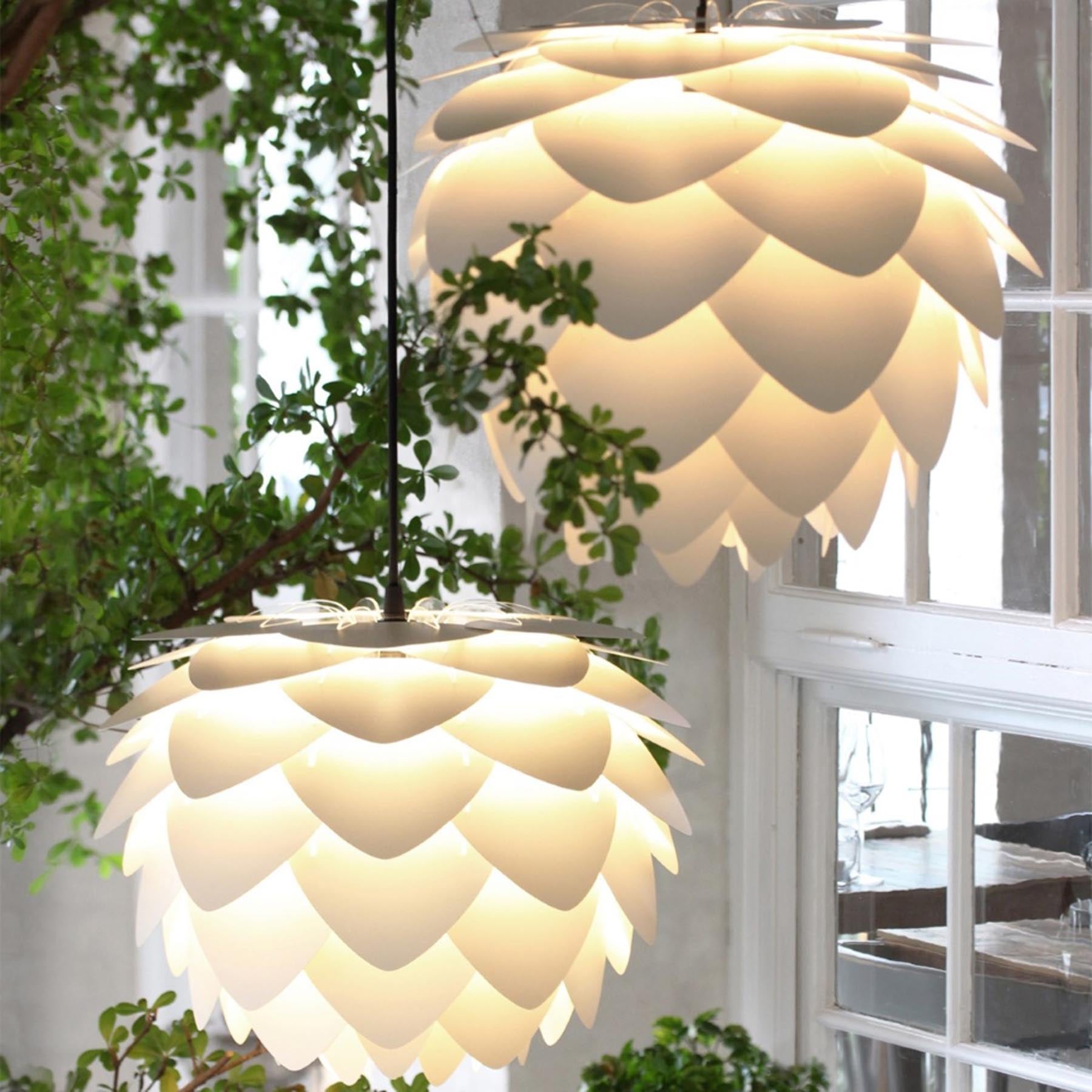 Eleganter Aluvia Medium Lampenschirm in glänzendem Perlweiß, ideal für eine moderne und geschmackvolle Beleuchtung in jedem Raum.