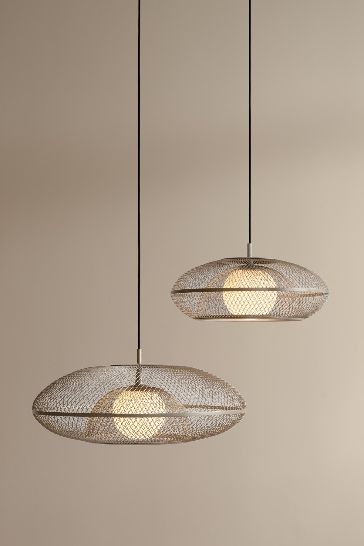 Eleganter Faraday Lampenschirm von Umage in Stahloptik, ideal für stilvolle Beleuchtung und moderne Inneneinrichtungen.