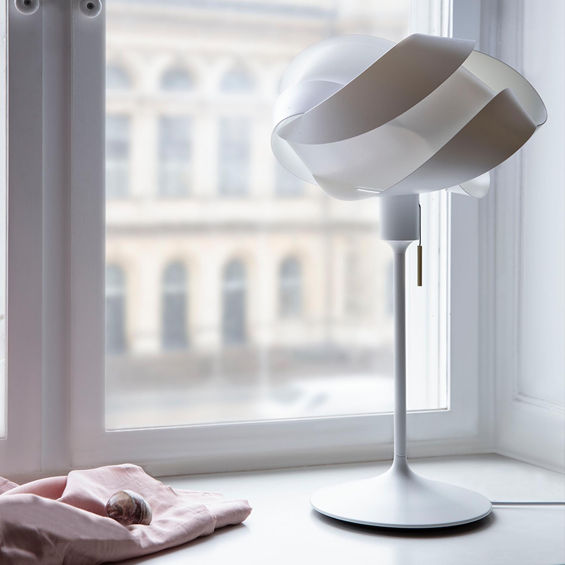 Eleganter Lampenschirm Idea E27 in Weiß von Umage, ideal für stilvolle Beleuchtung in jedem Raum.