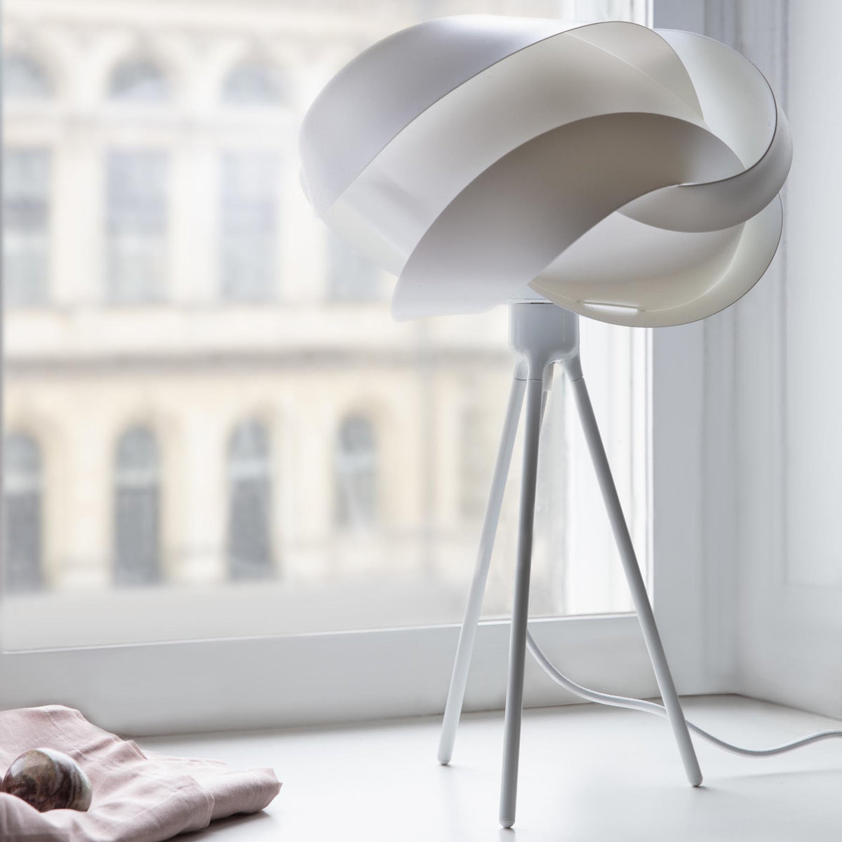 Idea E27 in White präsentiert im Onlineshop von KAQTU Design AG. Lampenschirm ist von Umage