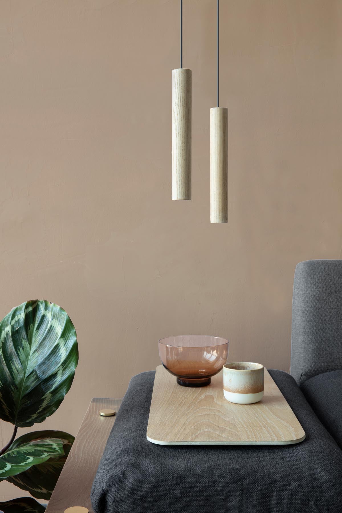 Elegante Chimes Pendellampe aus Eichenholz, die mit ihrem minimalistischen Stil und warmem Licht jeden Raum stilvoll bereichert.