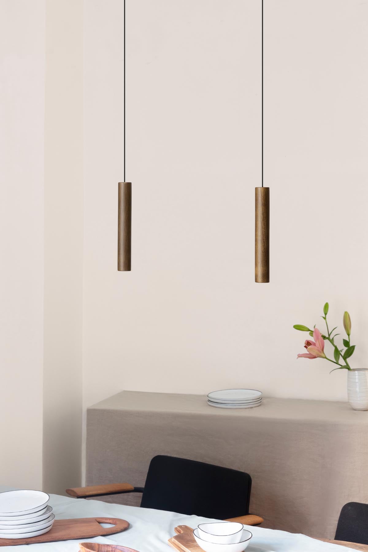 Elegante Chimes Pendellampe in dunkler Eiche, ideal für stilvolle Innenräume, präsentiert von Umage.
