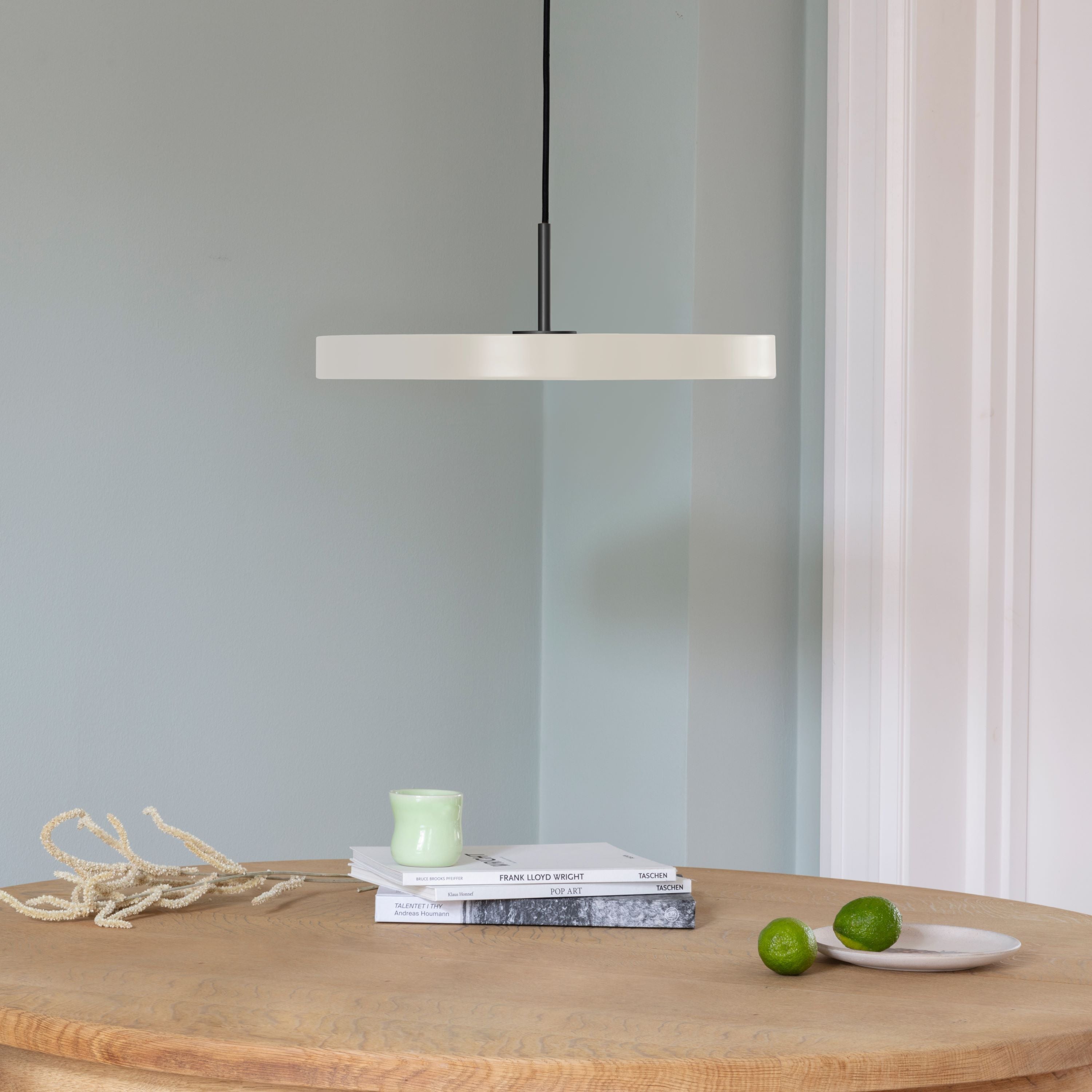 Moderne Asteria Medium Pendellampe in zartem Pearl White, perfekt für eine gemütliche Atmosphäre und geschmackvolle Einrichtung.