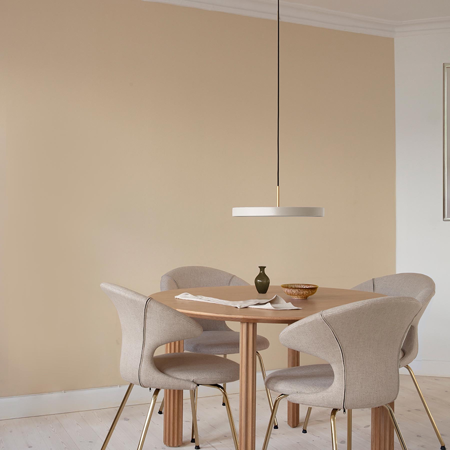 Elegante Asteria Medium Pendellampe in sanftem Pearl White, ideal für stilvolle Innenräume und stimmungsvolle Beleuchtung.