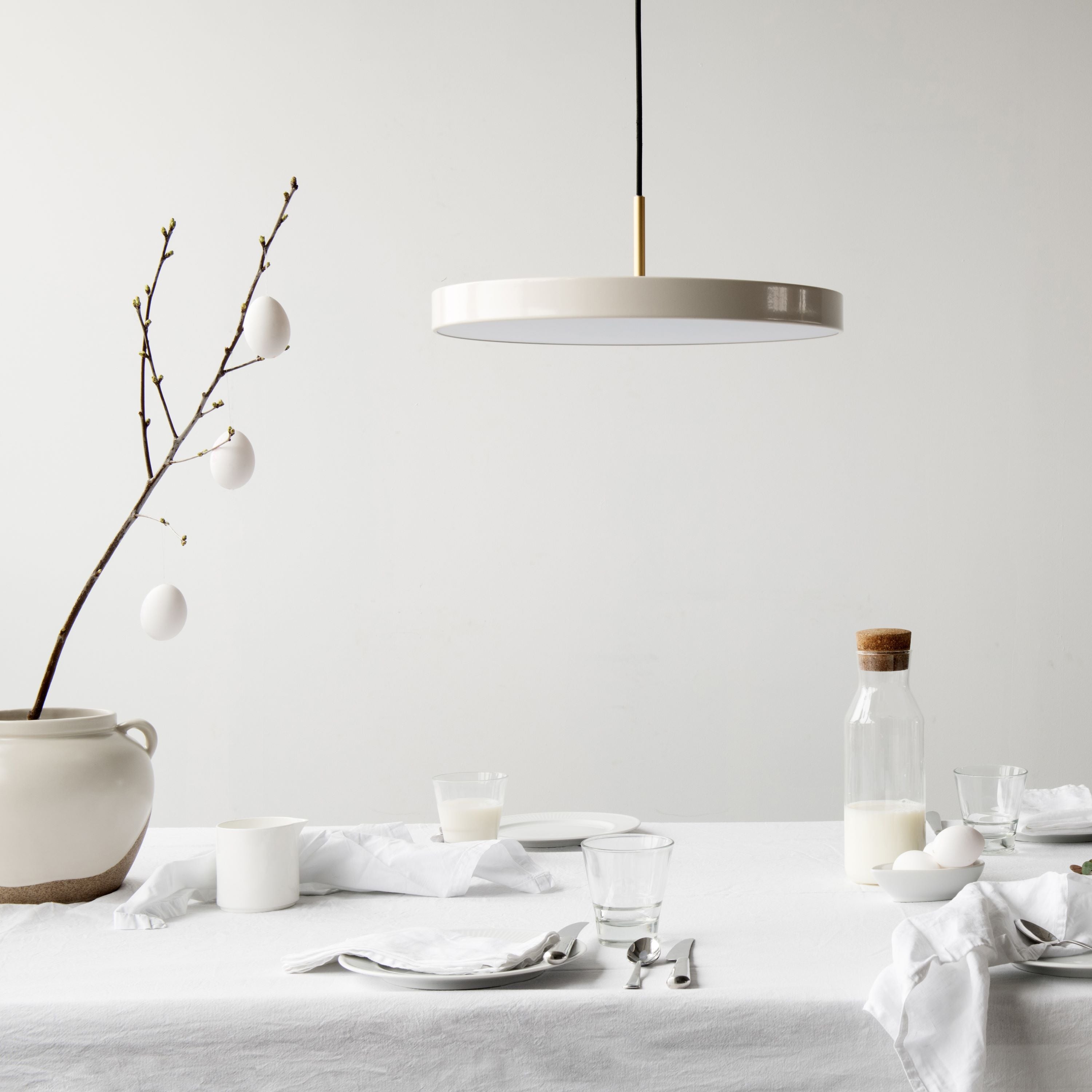 Elegante Asteria Medium Pendellampe in sanftem Pearl White, ideal für stilvolle Innenräume und stimmungsvolle Beleuchtung.