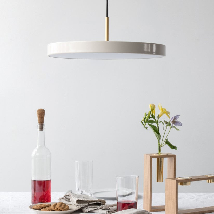 Moderne Asteria Medium Pendellampe in zartem Pearl White, perfekt für eine gemütliche Atmosphäre und geschmackvolle Raumgestaltung.