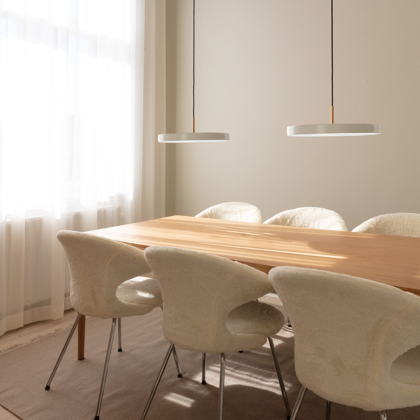 Elegante Asteria Medium Pendellampe in sanftem Pearl White, ideal für zeitgemäße Wohnräume und stimmungsvolle Beleuchtung.