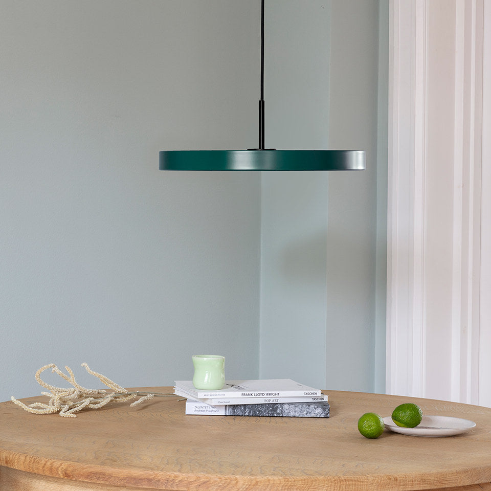 Weisse runde Pendelleuchte Asteria Medium von Umage aus Stahl, Aluminium und Acryl
