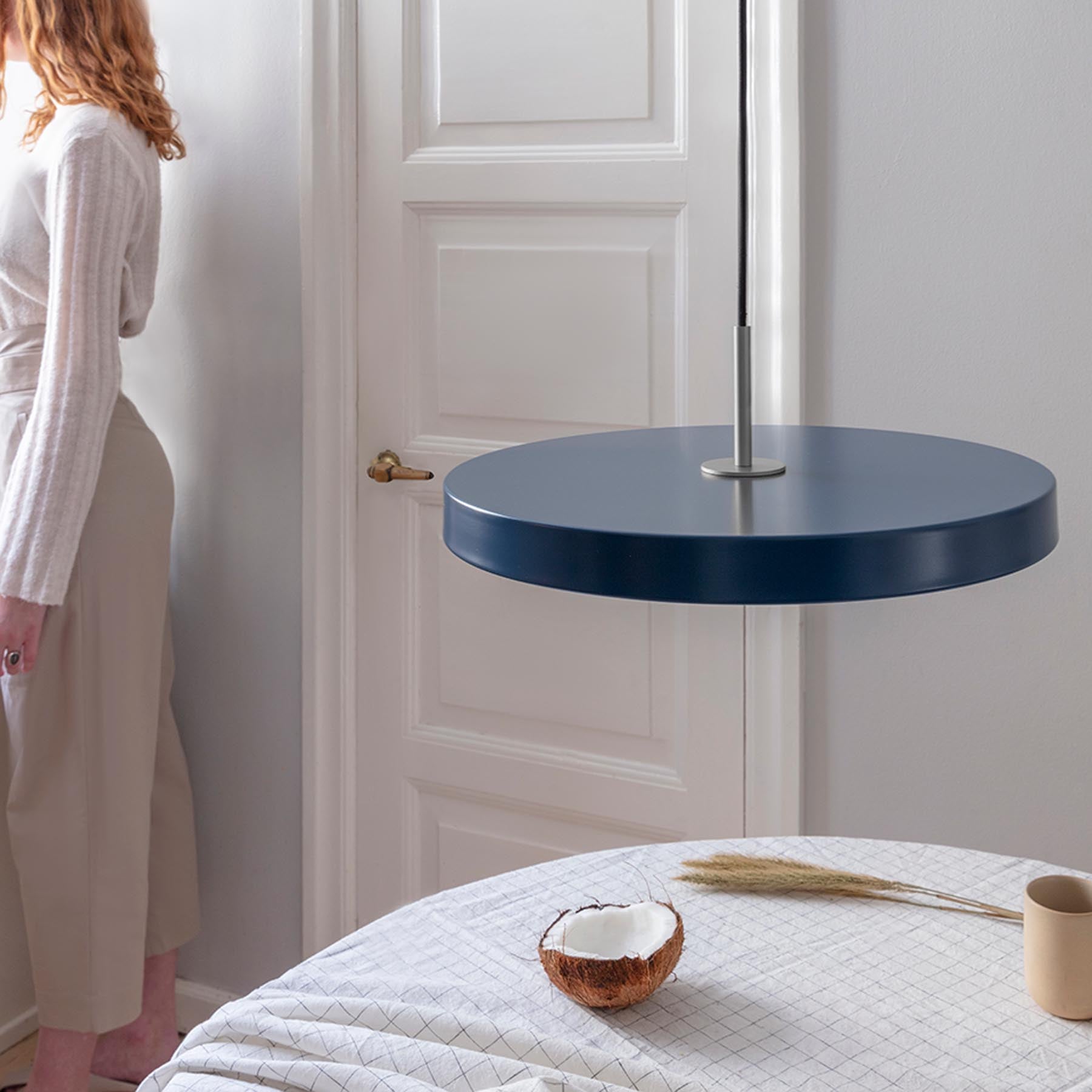 Elegante Asteria Medium Pendellampe in Petrol Blue, ideal für stilvolle Akzente in Wohnräumen und über Esstischen.