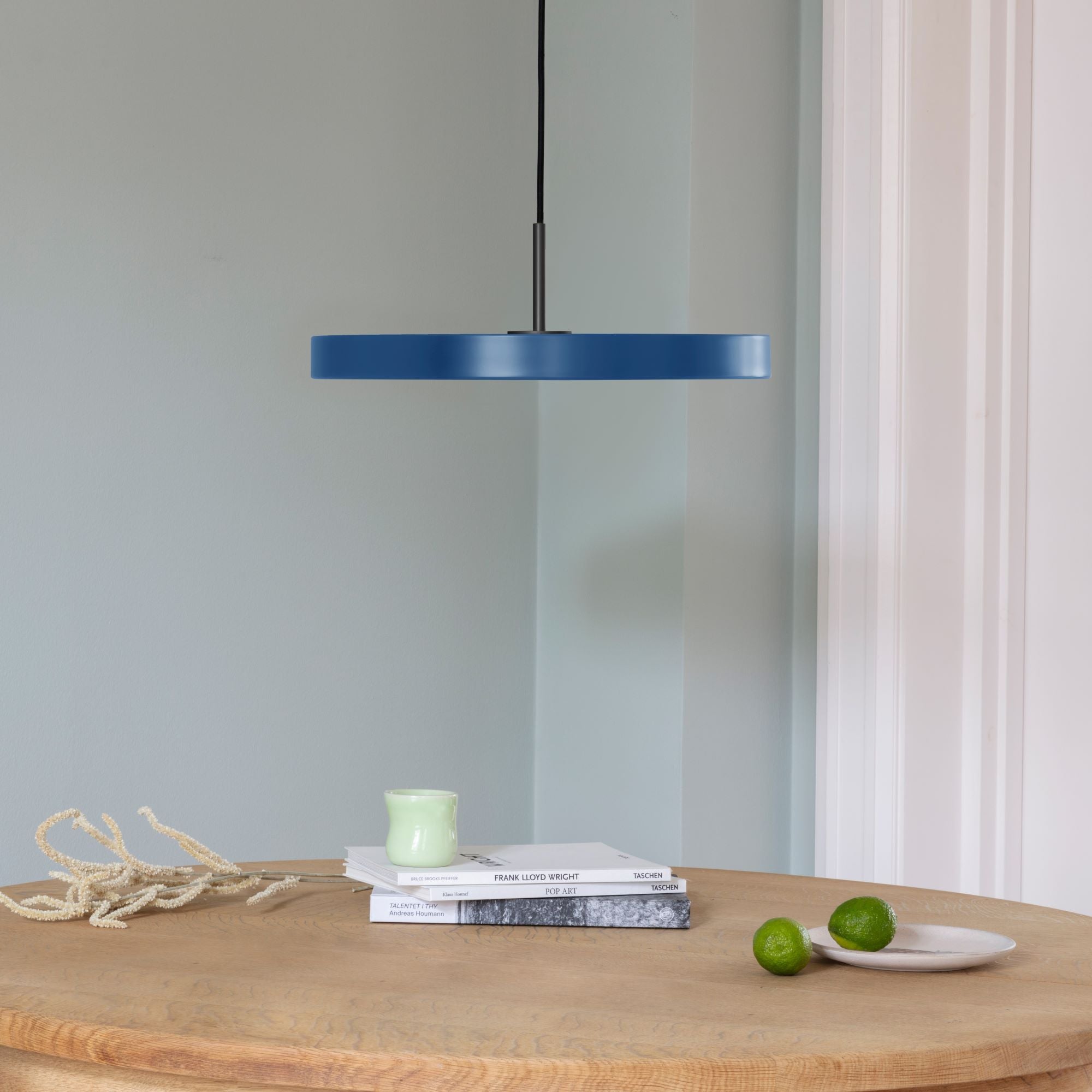 Stilvolle Asteria Medium Pendellampe in Petrol Blue, perfekt für modernes Interieur und gemütliche Lichtakzente in jedem Raum.