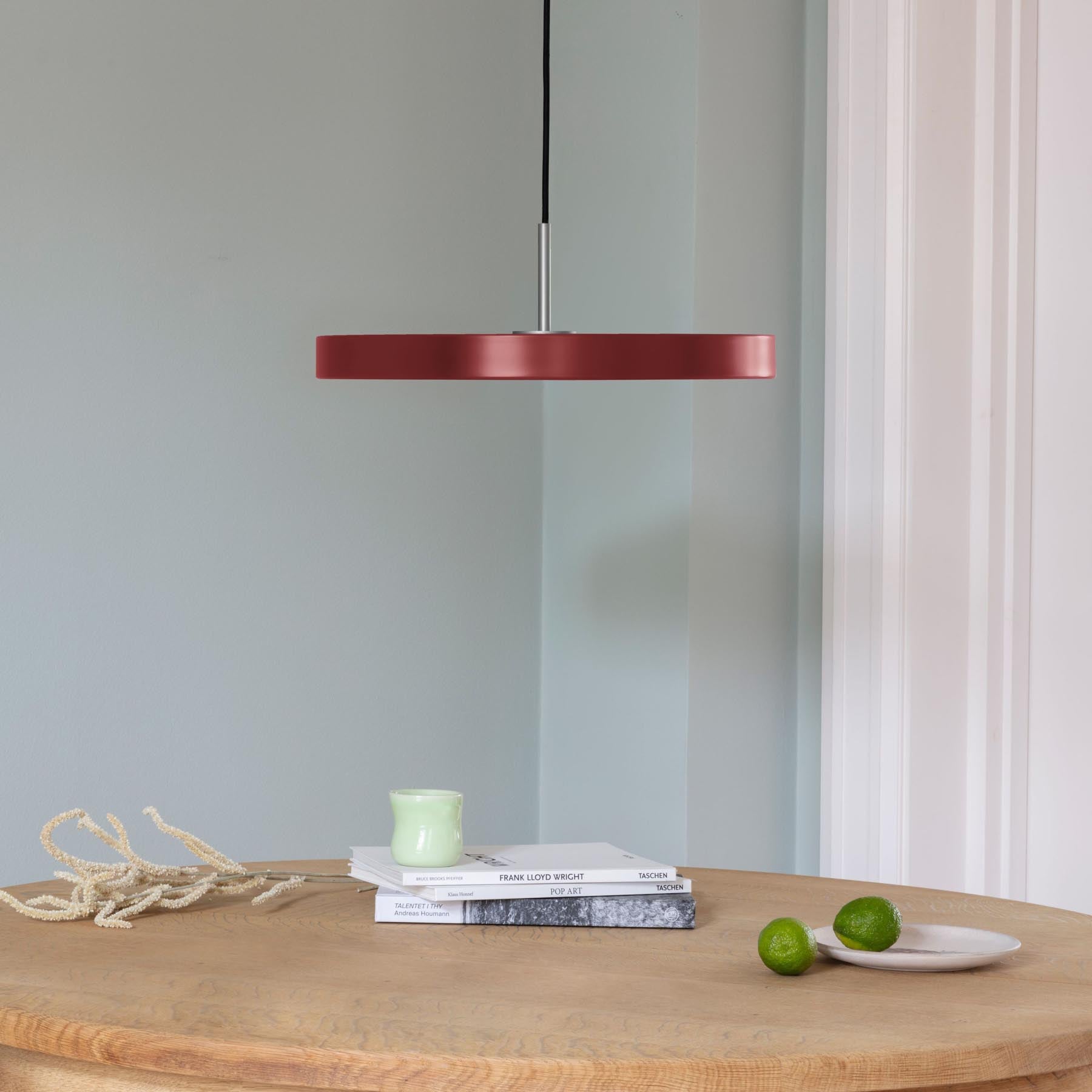 Elegante Asteria Medium Pendellampe in sattem Rubinrot, ideal für moderne Wohnräume und stimmungsvolle Beleuchtung.