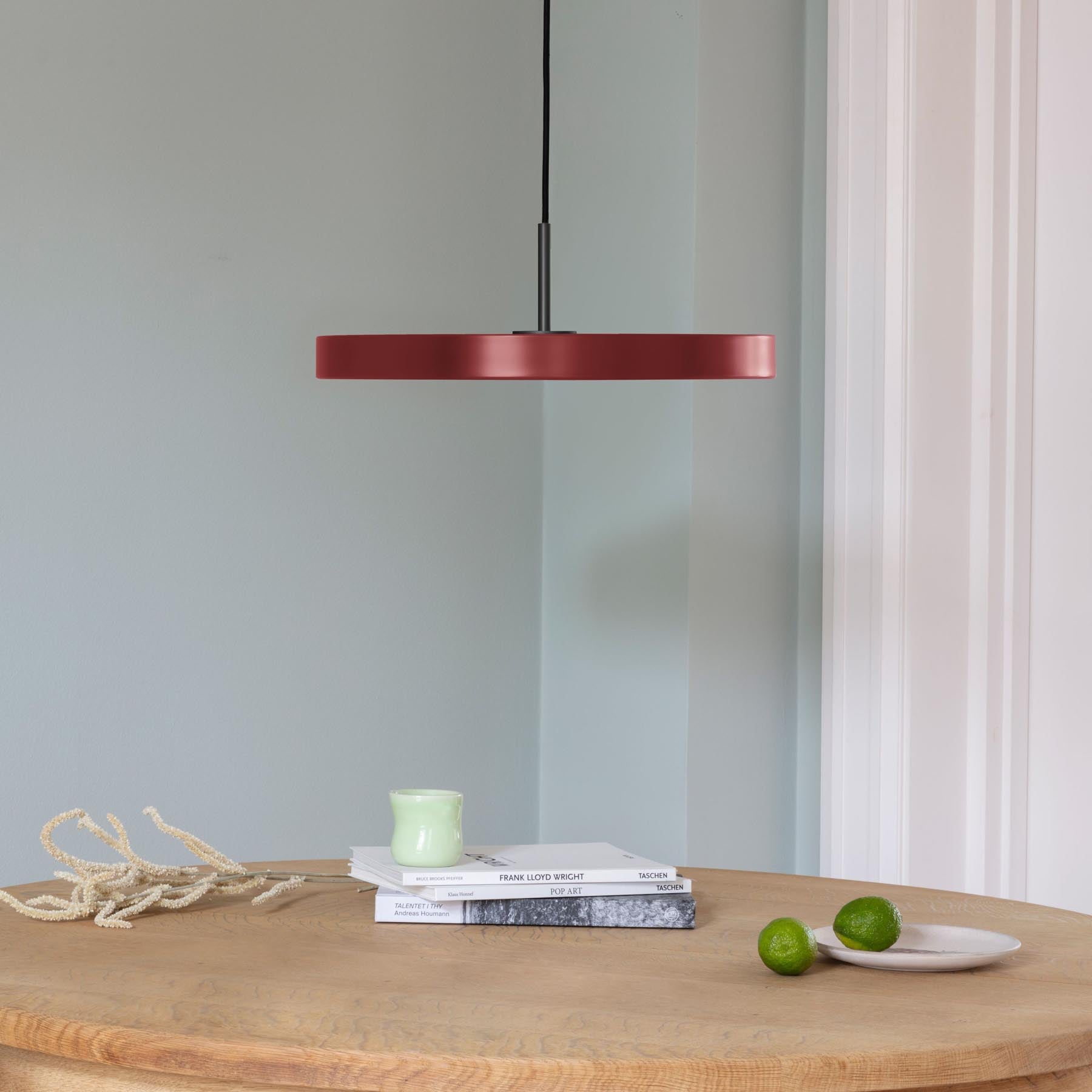 Stilvolle Asteria Medium Pendellampe in tiefem Rubinrot, perfekt für zeitgemäße Innenräume und gemütliche Lichtakzente.