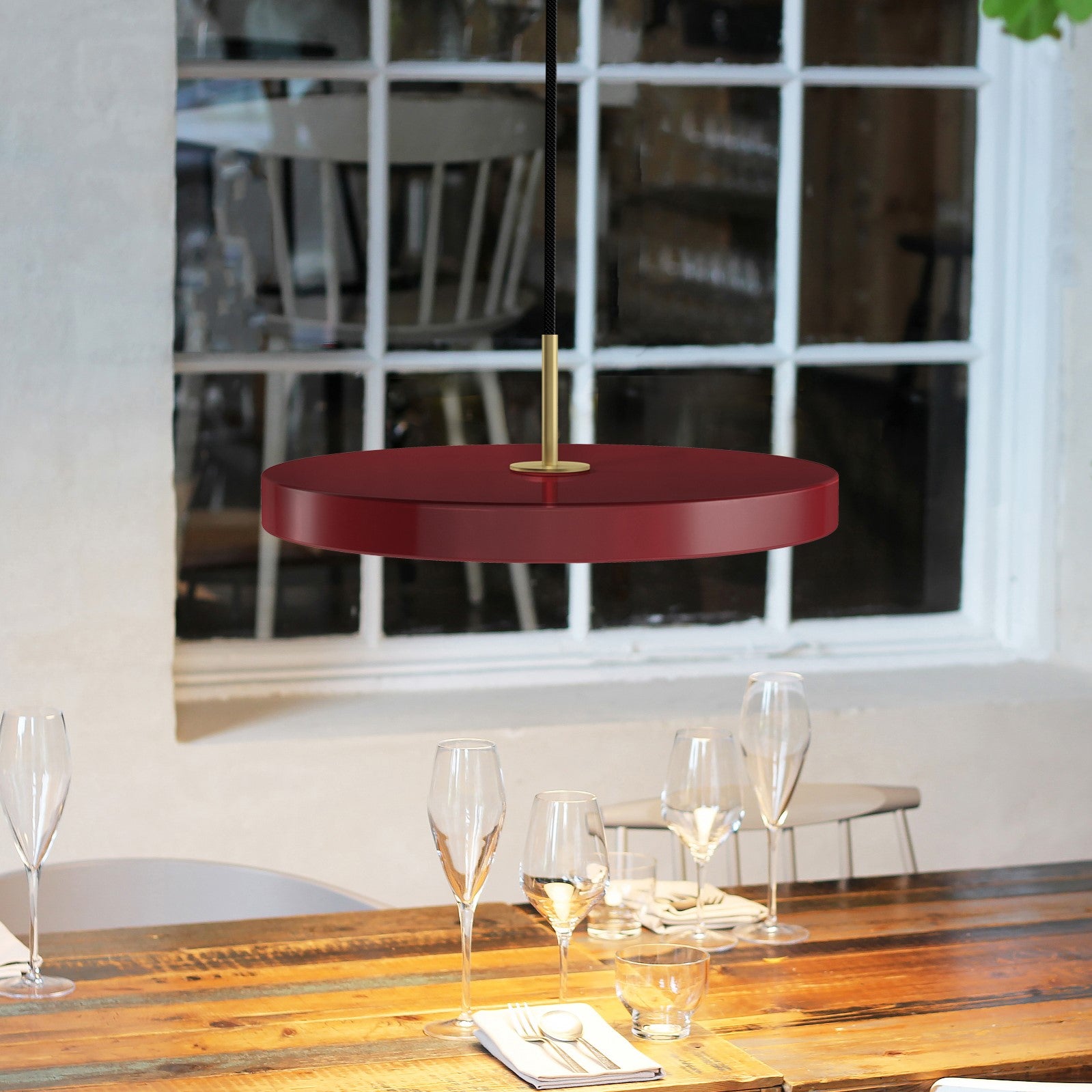 Elegante Asteria Medium Pendellampe in Ruby Red, stilvoll und modern, ideal für jeden Wohnraum, von Umage.