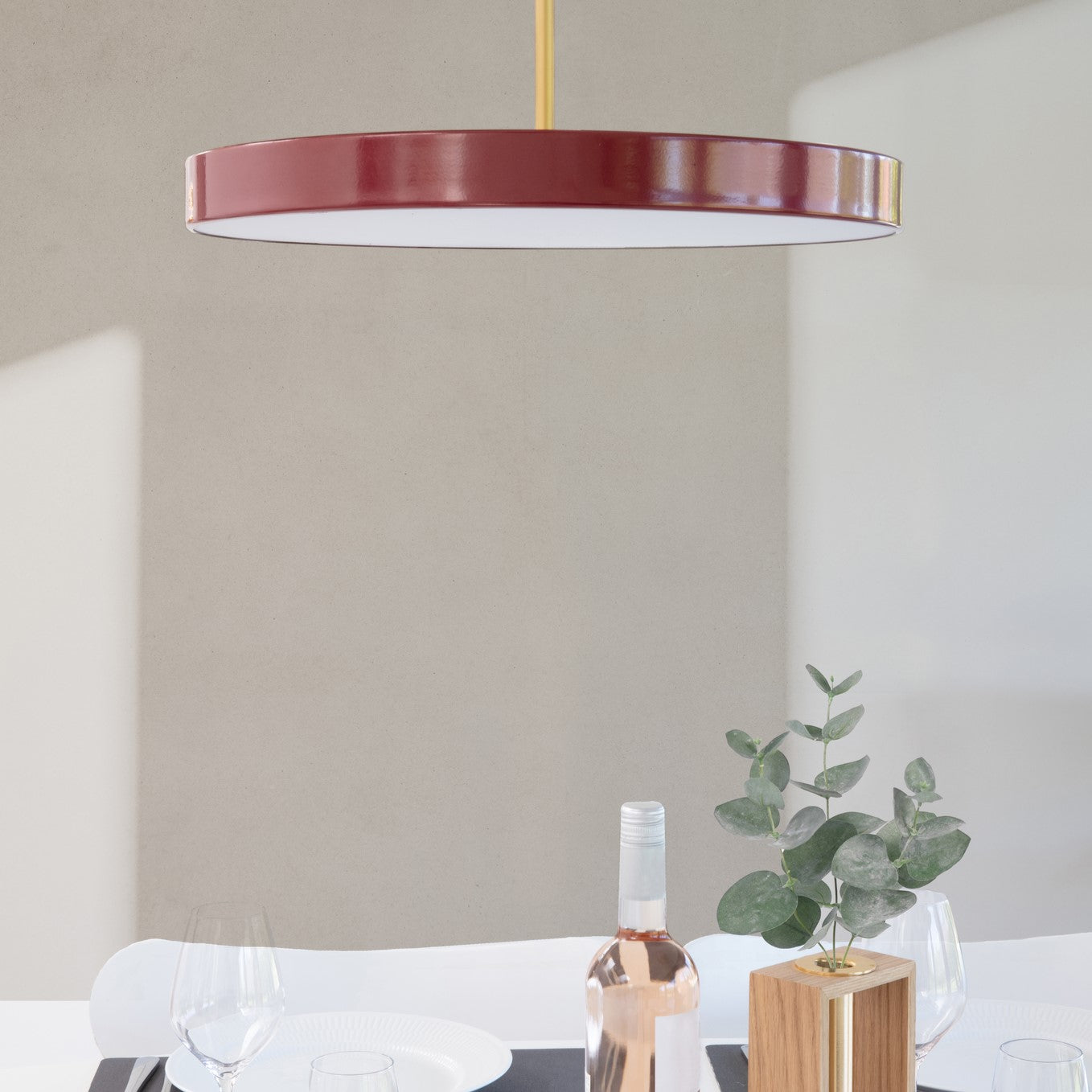 Moderne Asteria Medium Pendellampe in tiefem Rubinrot, perfektes Lichtdesign für stilvolle Akzente in jedem Raum, von Umage.