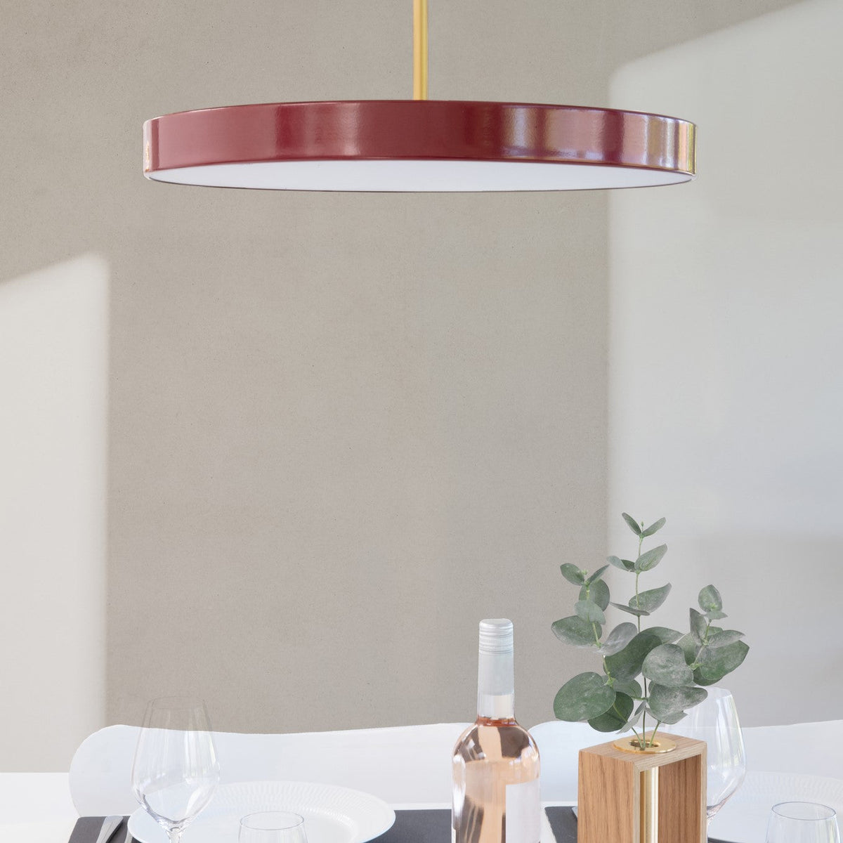 Runde, flache Pendelleuchte Asteria von Umage mit weissem Diffusor und Messingdetail
