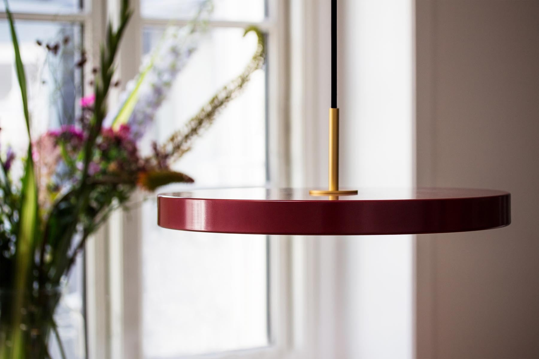 Stilvolle Asteria Medium Pendellampe in tiefem Rubinrot, perfekt für zeitgemäße Innenräume und gemütliche Lichtakzente.