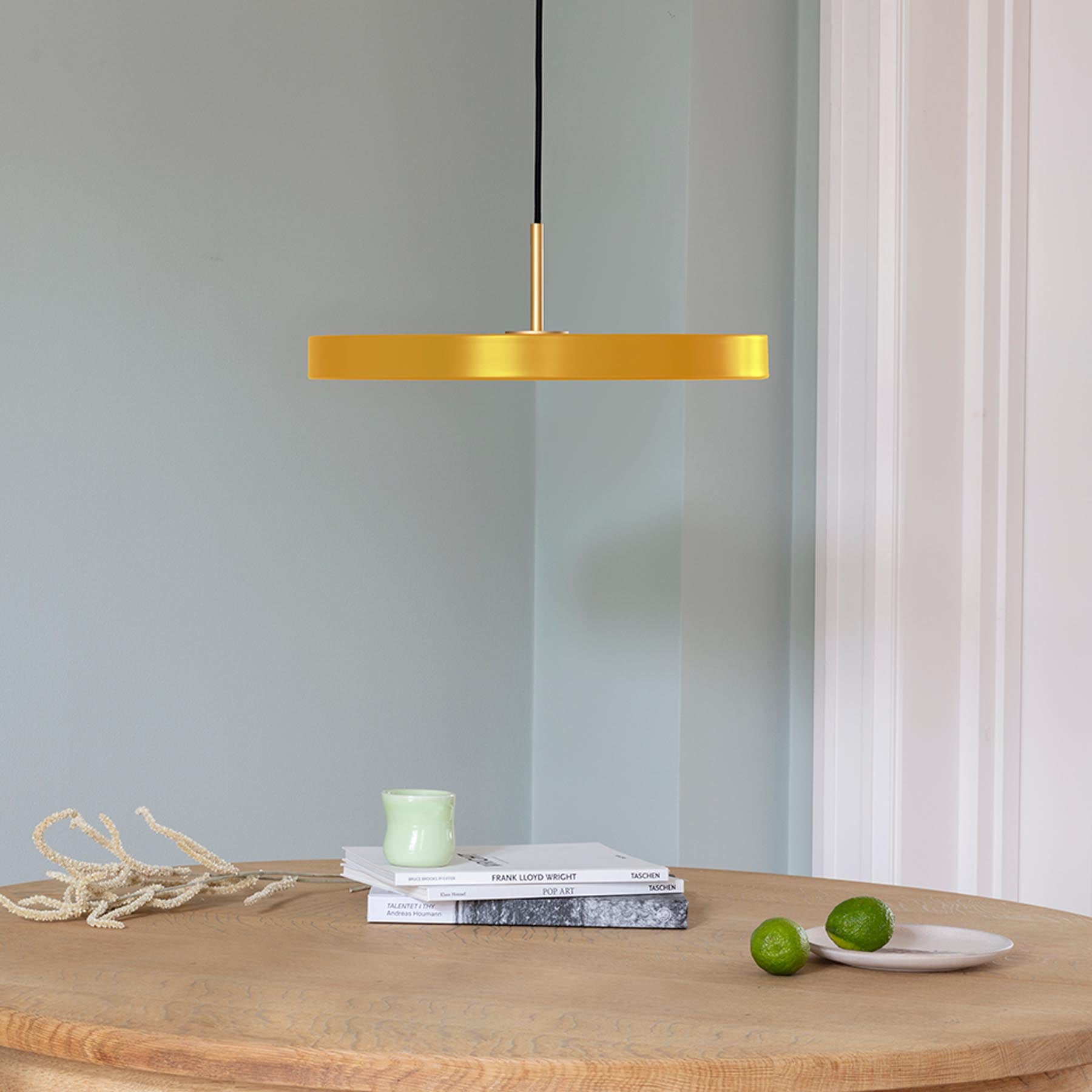 Elegante Asteria Medium Pendellampe in Saffron Yellow, ideal für stilvolle Innenräume, präsentiert von Umage.