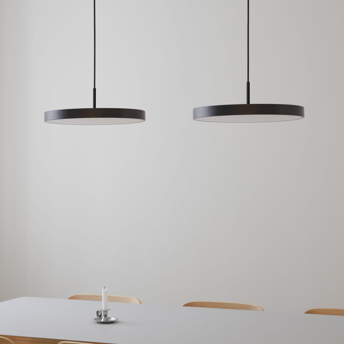Weisse runde Pendelleuchte Asteria Medium von Umage aus Stahl, Aluminium und Acryl