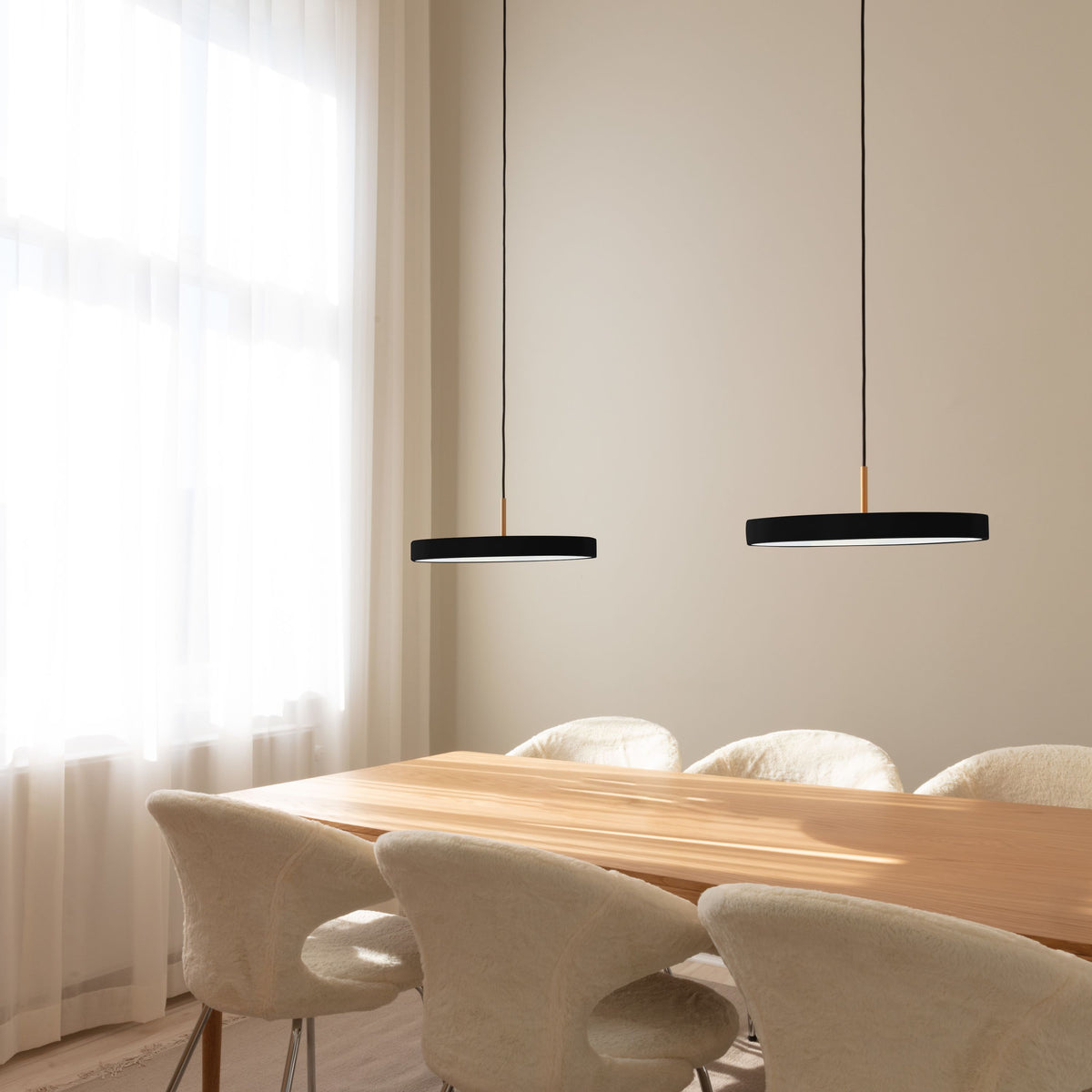 Weisse runde Pendelleuchte Asteria Medium von Umage aus Stahl, Aluminium und Acryl